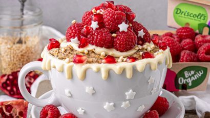 Veganer Zimt Mohn Mugcake mit Driscoll’s Himbeeren & Granatapfelkernen