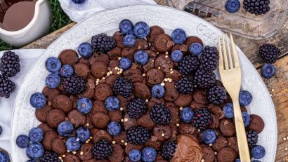 Vegane Mini-Schoko-Pancakes mit Driscoll’s Beeren & Ahornsirup
