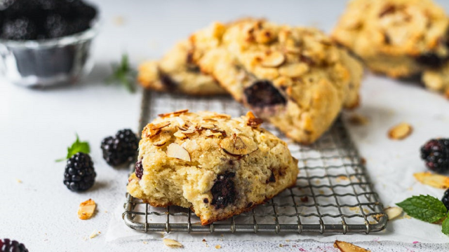 Frühstücks-Scones mit Brombeeren 