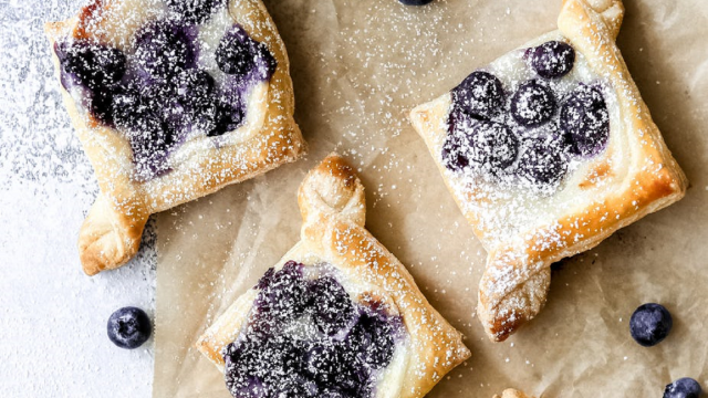 Frischkäse-Plundergebäck mit Blaubeeren