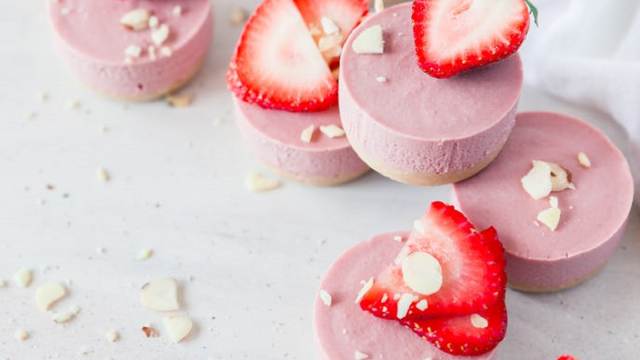 Vegane Erdbeer-Käsekuchen-Minihäppchen ohne Backen Driscolls