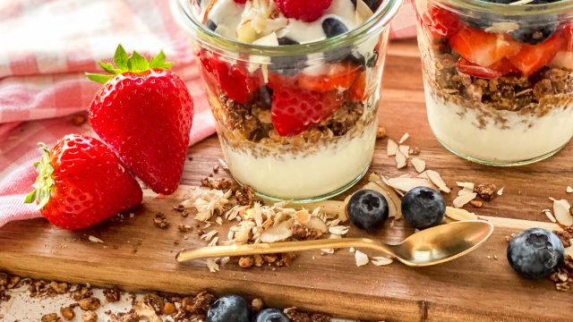 Schokogranola mit Joghurt und Beeren Driscoll's