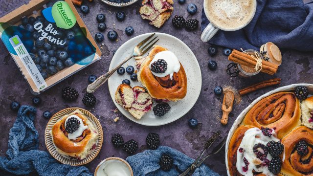 Beerige Zimtschnecken mit cremigem Frosting