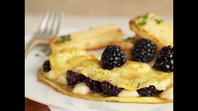 Ommelette  mit Brombeeren 