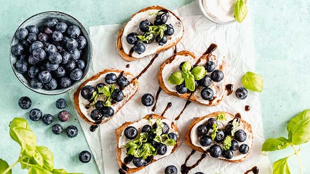 Blaubeer-Crostini