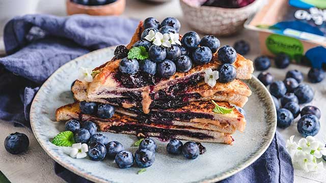 French Toast mit Heidelbeeren und Erdnussmus