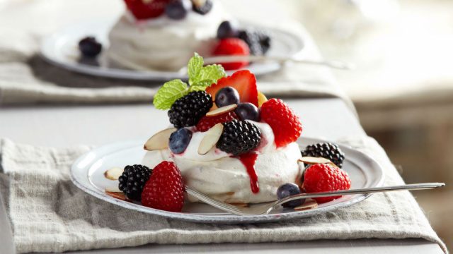 Festliche Fruchtbaisers mit Beeren Rezepte