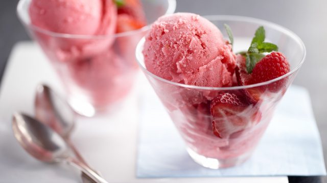 Gegen hausgemachten Frozen Yogurt kommt kein gekaufter an, und unser mit Beeren besetzter Joghurt ist so reichhaltig, cremig, leicht und erfrischend wie es nur geht.