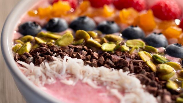 Diese Himbeer Smoothie Bowl ist ein Meisterwerk an und für sich. Es macht Spaß zu machen und fast zu schön zum Essen!