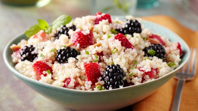 Erdbeer- Brombeer- Quinoa mit Honig-Dressing