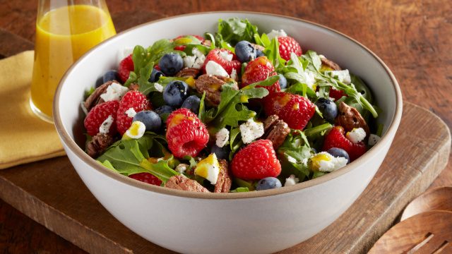 Beeren-Rauke-Salat mit Kurkuma-Orangen-Vinaigrette