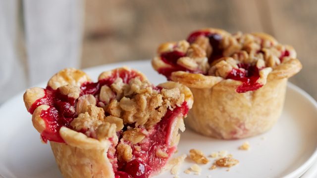 Mini Himbeer-Cranberry-Streuselküchlein
