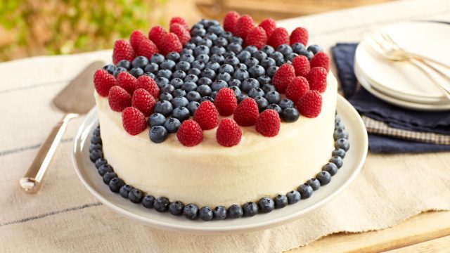 Himbeer-Zitronenkuchen mit Blaubeeren 