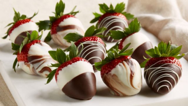 Wunderschöne black & white schokoladenüberzogene Driscoll's Erdbeeren sind ein süßer, frischer Genuss – eine neue Variante eines zeitlosen Klassikers!