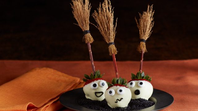 Erdbeergeister Halloweenrezept mit Erdbeeren Erdbeergeister für Halloweenfeiern Ein Rezept für Kinder zu Halloween