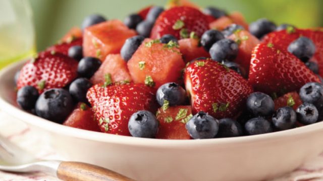 Erdbeer-Blaubeer-Wassermelonen-Minze-Salat