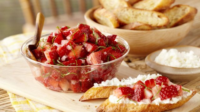 Erdbeer-Basilikum-Salsa-Überraschung 