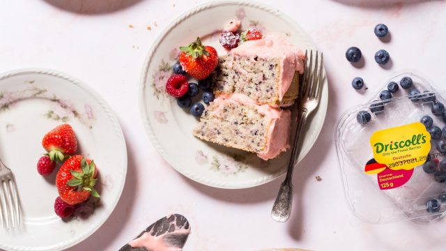 Marmorierter geschichteter Beerenkuchen